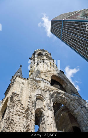 L'empereur Guillaume Église de la mémoire, l'ancien et le nouveau bâtiment sur Breitscheidplatz à Berlin, Allemagne Banque D'Images