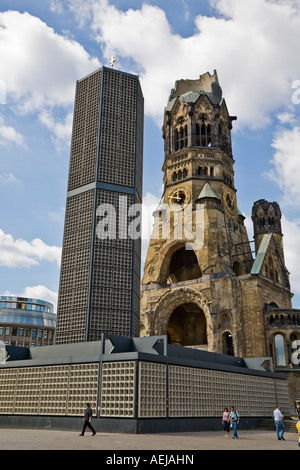 L'empereur Guillaume Église de la mémoire, l'ancien et le nouveau bâtiment sur Breitscheidplatz à Berlin, Allemagne Banque D'Images