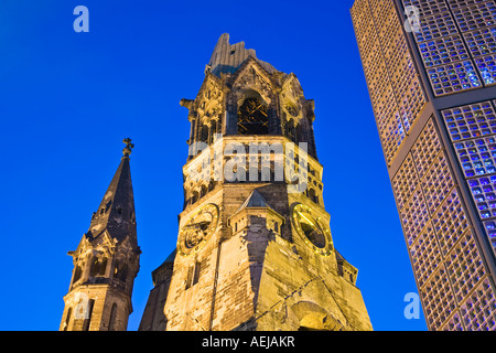 L'empereur Guillaume Église de la mémoire, l'ancien et le nouveau bâtiment sur Breitscheidplatz à Berlin, Allemagne Banque D'Images