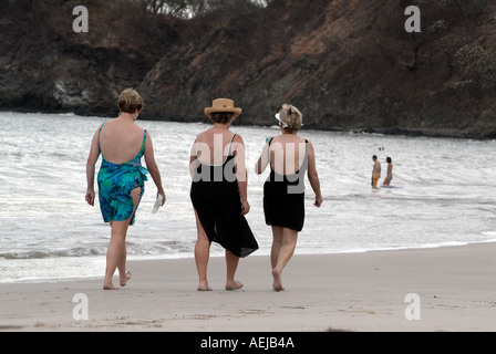 Trois femmes marchant sur Flamingo Beach, Costa Rica Banque D'Images