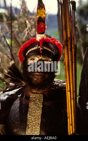 Dani warrior en costume pour Bolokme bataille Baliem Valley l'Irian Jaya en Indonésie Banque D'Images