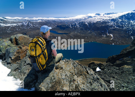 Randonneur avec sac à dos, vue sur la montagne, le parc national de Jotunheimen, Vaga, Oppland, Norvège Banque D'Images