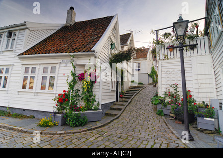Ruelle dans la pittoresque vieille ville de Stavanger, Rogaland, Norway, Scandinavia, Europe