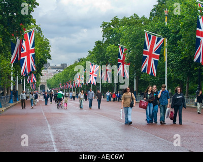 Le centre commercial à la recherche vers l'Admiralty Arch Londres Angleterre Grande-bretagne UK Banque D'Images