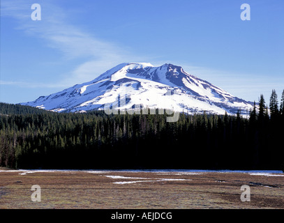 Une vue de la pointe sud-soeurs le long de la route des lacs en cascade près de Bend Oregon Banque D'Images