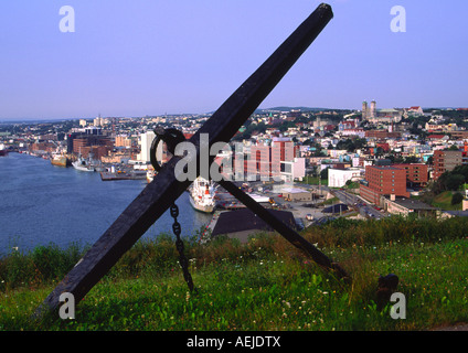 St John's Terre-Neuve Canada montrant la ville de Signal Hill avec une vieille ancre Banque D'Images