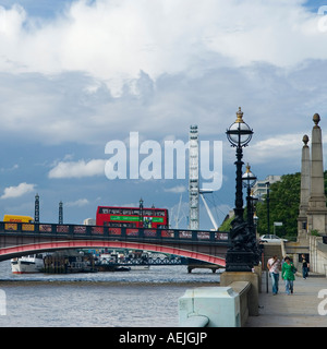 L'ensemble pont de Lambeth Tamise et BA London Eye vu de Albert Embankment London England UK Banque D'Images