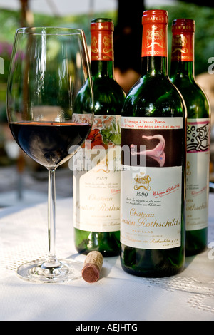 Château Mouton Rothschild 1er Cru Classe Pauillac Vertikale 1988, 1989 et 1988, verre de Bordeaux Banque D'Images