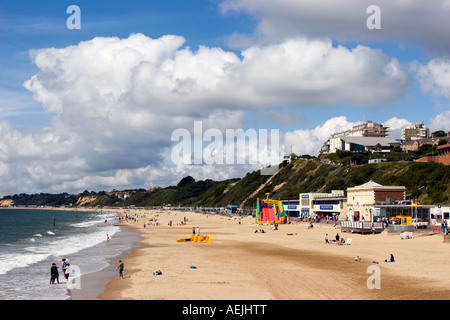 La plage de Bournemouth et le front de mer à la falaise vers l'Ouest Banque D'Images