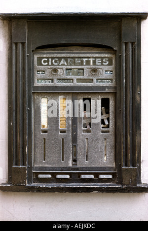 UK Angleterre Nostalgie Hay-on-Wye ancien distributeur automatique de cigarettes Banque D'Images