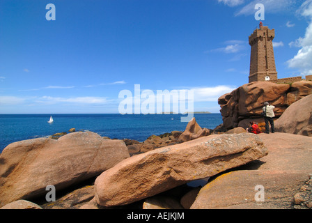 Couple taking pictures d'un phare sur la cote de Granit Rose, de Granit Rose, Bretagne, France Banque D'Images