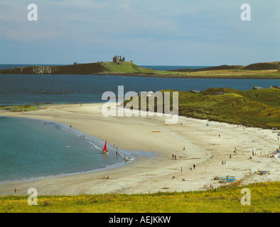 Château de Dunstanburgh et Embleton Bay vu de Newton faible, Northumberland Banque D'Images