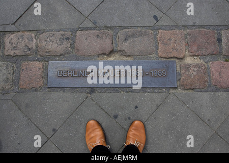 Inscrivez-vous sur un trottoir à Berlin, Allemagne montrant où le mur de Berlin l'habitude d'être Banque D'Images