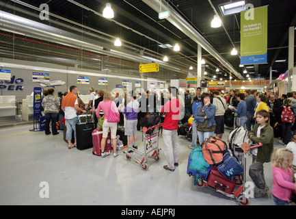 Les passagers qui attendent à l'arrivée sur l'aéroport Francfort-hahn, Rhénanie-Palatinat, Allemagne, Europe Banque D'Images