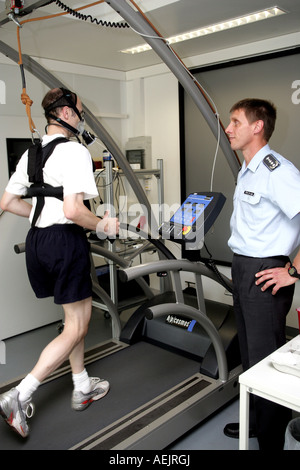 Le Colonel Dr. Dieter Leyk de l'Institut central des services médicaux dans les Forces armées de la République fédérale d'essai d'un overwei Banque D'Images