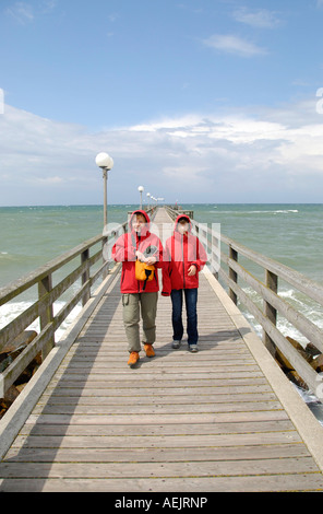 Les touristes sur la jetée de la station côtière Wustrow, côte de la mer Baltique, Fischland Darss Zingst,,, Mecklenburg-Vorpommern, Allemagne Banque D'Images