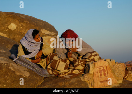 Les jeunes Bédouins de la tribu des Tiyaha fumeurs au sommet du Mont Sinaï, également connu comme le Mont Horeb ou Jebel Musa dans la péninsule du Sinaï, de l'Égypte Banque D'Images