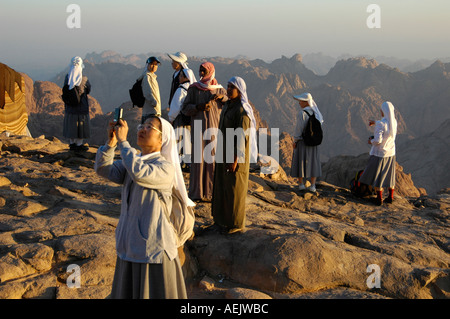 Tiyaha bédouins de la tribu et les religieuses catholiques au sommet du Mont Sinaï, également connu comme le Mont Horeb ou Jebel Musa dans la péninsule du Sinaï, de l'Égypte Banque D'Images