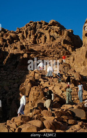 Les touristes descendant du sommet du Mont Sinaï, également connu comme le Mont Horeb ou Jebel Musa dans la péninsule du Sinaï, de l'Égypte Banque D'Images