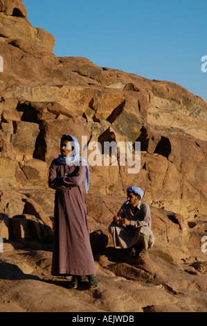 Les bédouins nomades de la tribu des Tiyaha au sommet du Mont Sinaï, également connu comme le Mont Horeb ou Jebel Musa dans la péninsule du Sinaï, de l'Égypte Banque D'Images