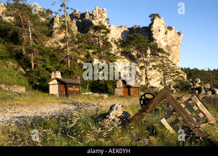 Cabanes de pêche et de bateau sur Sigsarve Beach, Gotland, Suède Banque D'Images