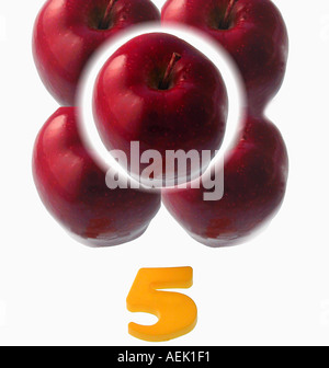 Image conceptuelle d'une pomme avec le numéro 5 ci-dessous indique le concept de five live manger sain avec plusieurs pommes Banque D'Images