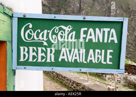 Publicité pour la bière, le Coca-Cola et Fanta à l'Everest Trail, Solukhumbu, Khumbu, Népal Banque D'Images