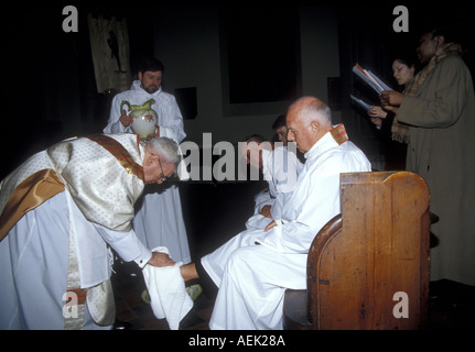 Maundy jeudi un prêtre anglican lave les pieds de ses diacres symbolisant la Cène racontée dans les Évangiles. Banque D'Images