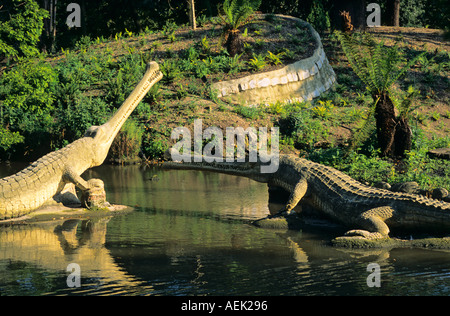 Modèles de dinosaures Teleosaurus au Crystal Palace Park. Les premières sculptures de dinosaures au monde. Entièrement restauré en 2002 et classé Grade 1. Banque D'Images