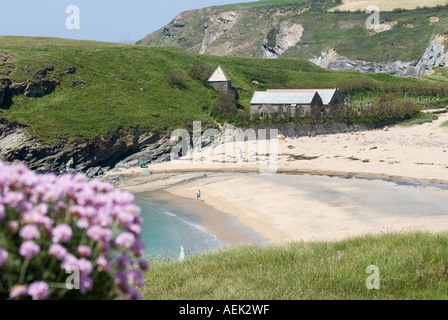 Paysage de Cornouailles peu de gens sur la plage de bord de mer à Church Cove Gunwalloe Parish Church of Saint Winwaloe ancien bâtiment classé Grade I Angleterre Royaume-Uni Banque D'Images