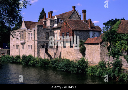 Palais de l'archevêque, Maidstone, Kent. Un bâtiment historique classé de 14th et 16th siècles sur la rive est de la rivière Medway. Banque D'Images