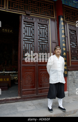 Prêtre taoïste debout à l'extérieur du Temple des Huit Immortels (Ba Xian un monastère) à Xi'an, Shaanxi, Chine. Banque D'Images