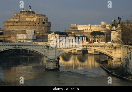 Ponte Sant-Angelo bridge au coucher du soleil avec le Castel Sant'Angelo dans l'arrière-plan, Rome, Italie. Banque D'Images