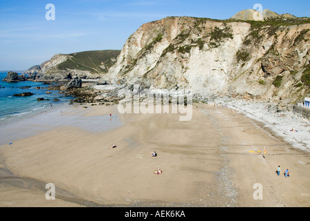 Trevarunance Cove près de St Agnes Plage de sable à marée basse tranquille avec toile de fond de falaise autrefois célèbre pour être un port de cuivre et d'étain Cornwall Angleterre Banque D'Images