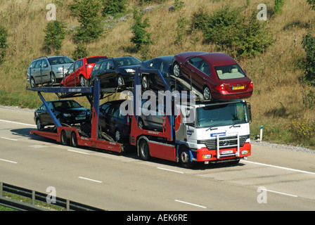 Autoroute M25 les nouveaux véhicules sur camion transporteur livraison Banque D'Images