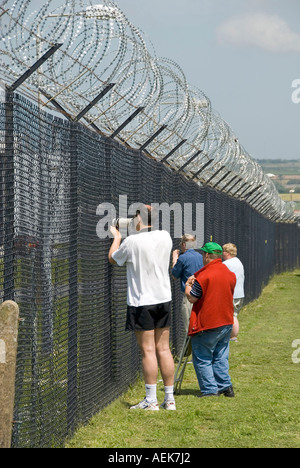 La zone d'observation publique de L'ARNS Culdrose regroupe des spectateurs regardant à travers la barrière de sécurité essayant de prendre des photos à l'aérodrome près de Helston Cornwall Angleterre Royaume-Uni Banque D'Images