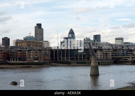 Horizontal image à l'autre côté de la rivière Thames à London, England en photo le jeudi 12 juillet, 2007. Banque D'Images