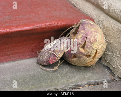 Navet ou rutabaga Halloween lanterne sur une porte Banque D'Images