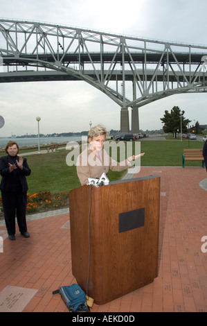 Le gouverneur du Michigan Jennifer Granholm assiste et fait la promotion de lois pour arrêter l'importation de déchets en provenance du Canada Banque D'Images