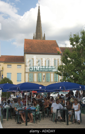 La France. Sud-ouest. Les gens se reposent au café en plein air en été pendant le festival de jazz de Marciac Banque D'Images