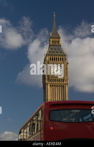 Deux icônes de Londres, un bus de Londres et Big Ben. Banque D'Images