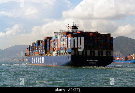 Bateau avec les conteneurs conteneurs à bord Hong Kong Chine Banque D'Images