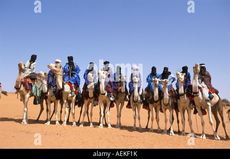 Mali Menaka, près de Gao les hommes de tribu touareg assis sur des chameaux Banque D'Images