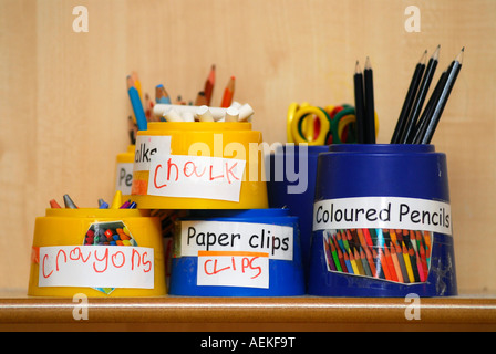 Les articles de papeterie sur l'affichage à l'école maternelle, Middlesex, Royaume-Uni. Banque D'Images