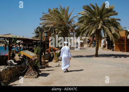 Un Bédouin homme marchant le long de la promenade de plongée à Dahab une petite ville sur la côte sud-est de la péninsule du Sinaï en Égypte Banque D'Images