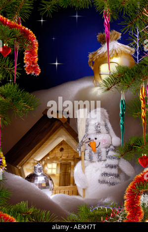 Maison de vacances artistique carte de Noël Bonhomme de neige et de décoration de Noël Banque D'Images