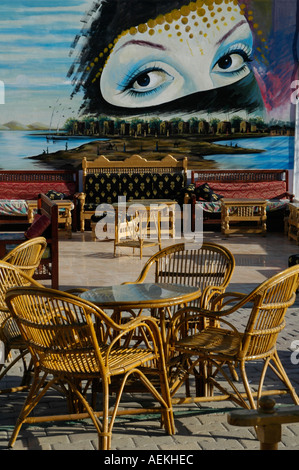 Restaurant vide à Charm el-Cheikh une ville de villégiature située à la pointe sud de la péninsule du Sinaï, au sud de l'Égypte du Sinaï Banque D'Images