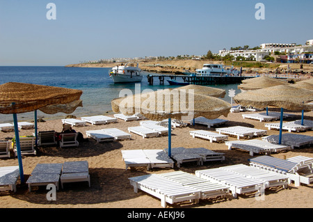 La plage dans la baie de Shark à Sharm el-Sheikh une ville de villégiature située à la pointe sud de la péninsule du Sinaï, au sud de l'Égypte du Sinaï Banque D'Images