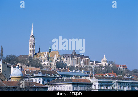 Voir l'église de Matyas, Hôtel Hilton et Bastion des Pêcheurs, Castle Hill, district de Budapest, Hongrie Banque D'Images