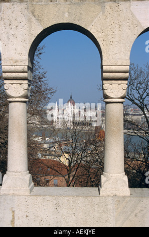 Bâtiment du Parlement européen à travers arch au Bastion des Pêcheurs, Castle Hill, district de Budapest, Hongrie Banque D'Images